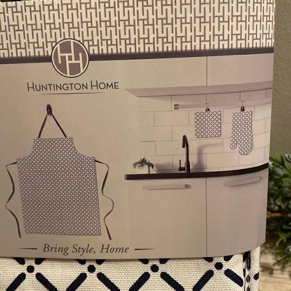 Huntington Home 3 Piece Apron/Potholder Set - Picture 2 of 6